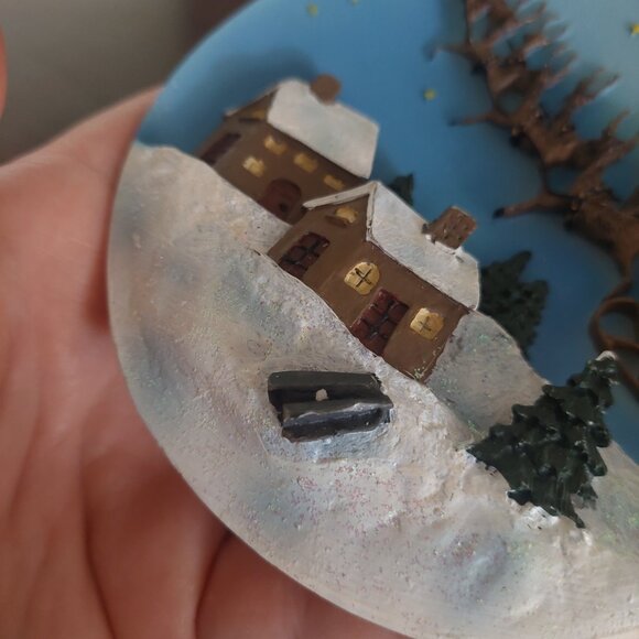 2 Vintage Christmas 3D Collector Decorative 5" Plate Santa Reindeer Sleigh Tree - Picture 5 of 5